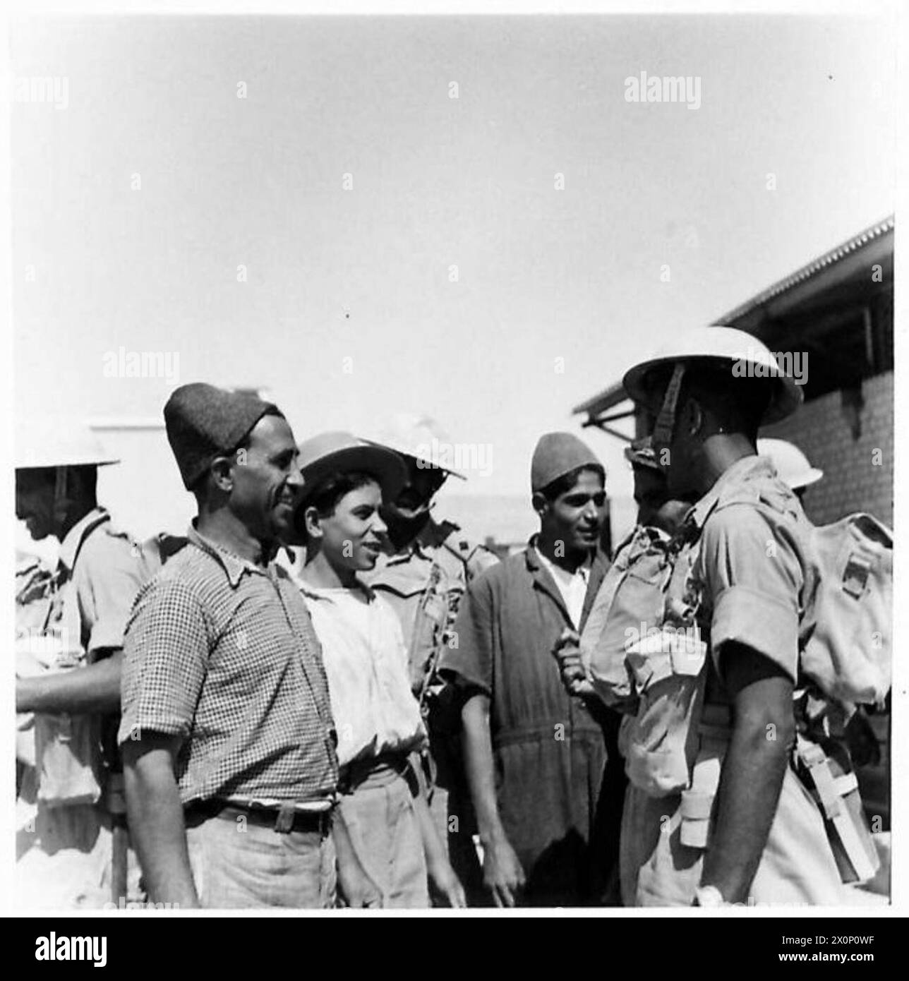 BILDER AUS DEM IRAN (PERSIEN) - Truppen verbrüdern sich mit Iranern in Abadan. Fotografisches negativ, britische Armee Stockfoto