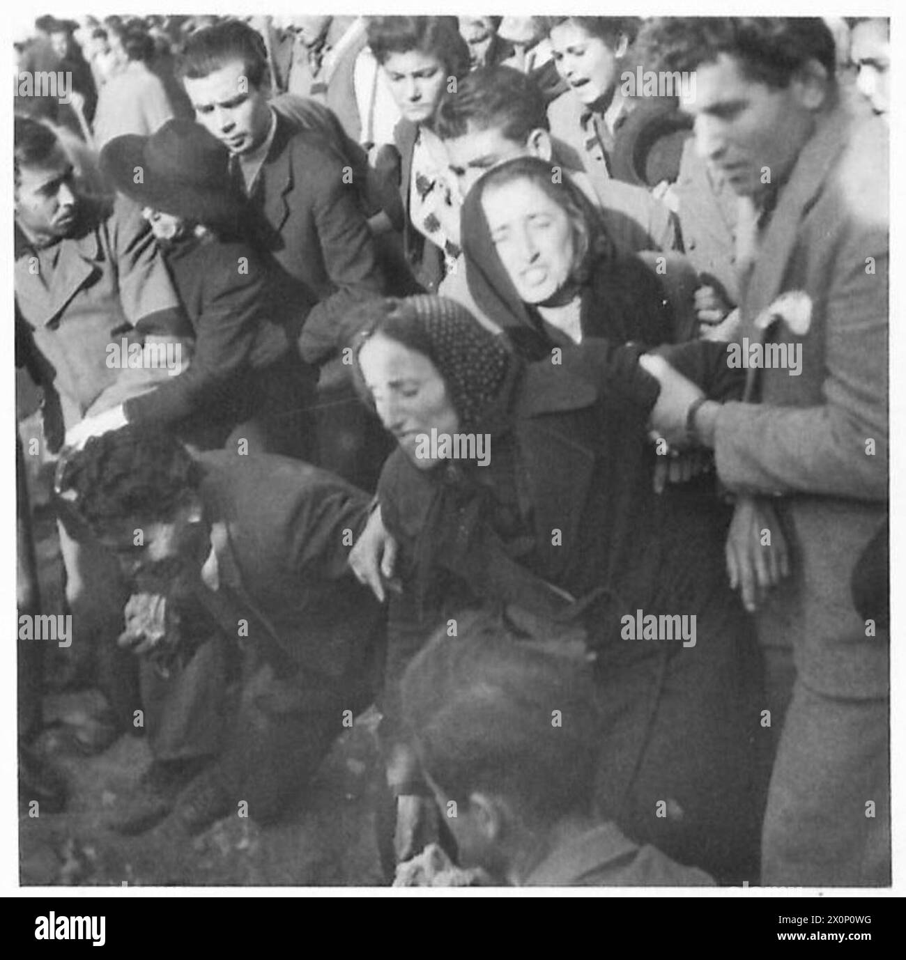 Verwandte in Athen trauern sichtbar, nachdem sie die Leiche während der Bürgerunruhen in Griechenland gesehen haben, die von der britischen Armee dokumentiert wurden. Stockfoto