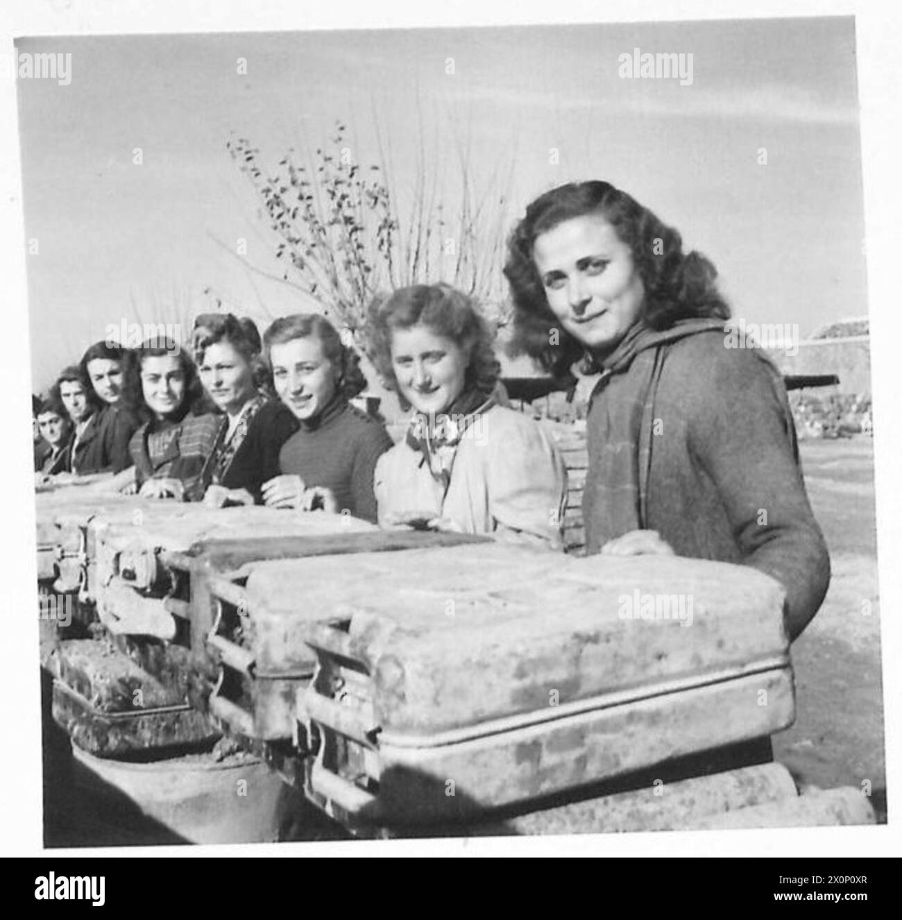 ACHTE ARMEE: LEBENSBLUT EINER ARMEE - hübsche italienische Mädchen, die auf einer der vielen Rollenbahnen im Depot arbeiten. Fotografisches negativ, britische Armee Stockfoto