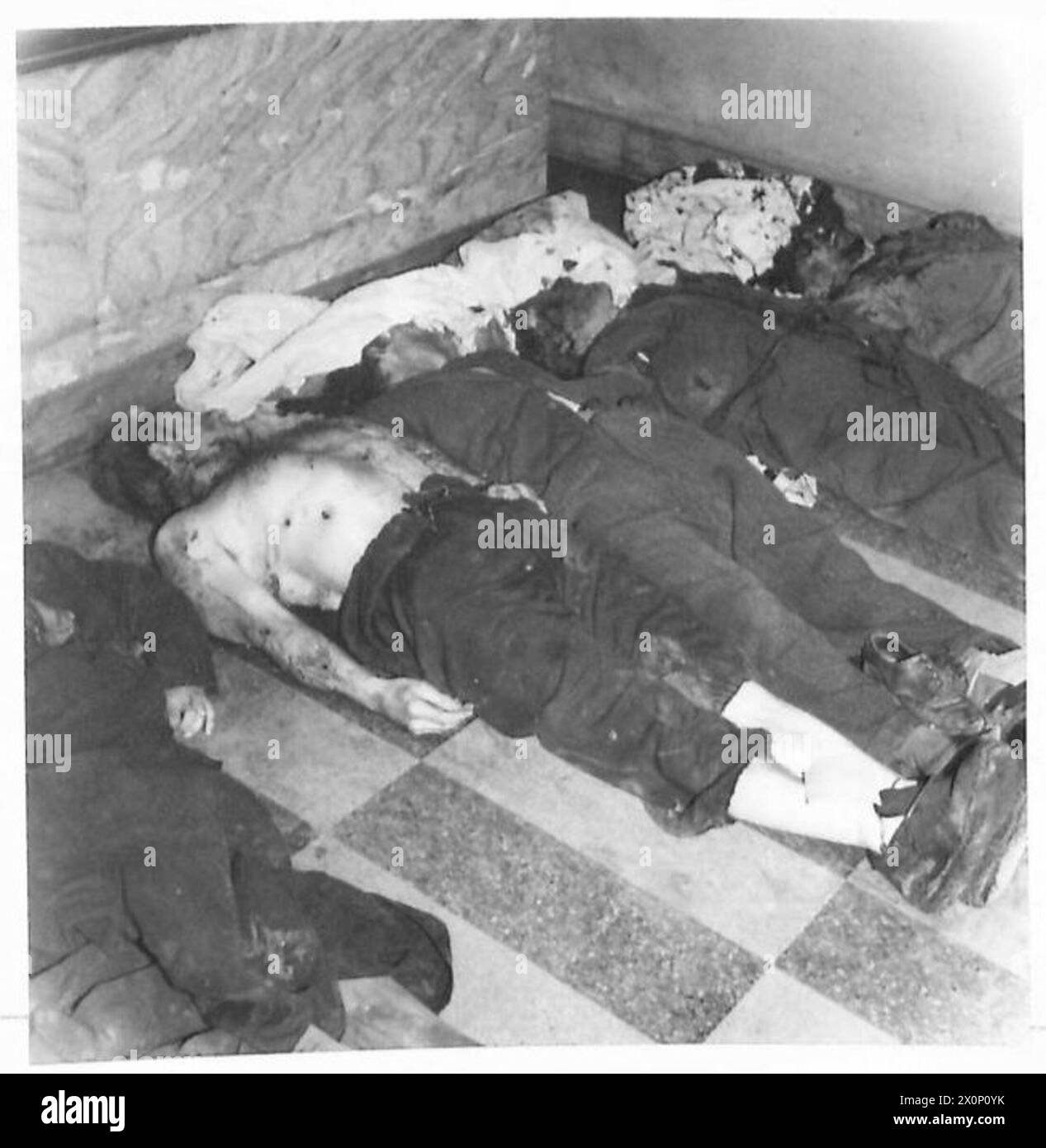 Achille Starace, Sekretärin der republikanischen Faschistischen Partei, wird nach der Hinrichtung italienischer Patrioten in Mailand, Italien, dargestellt. Stockfoto