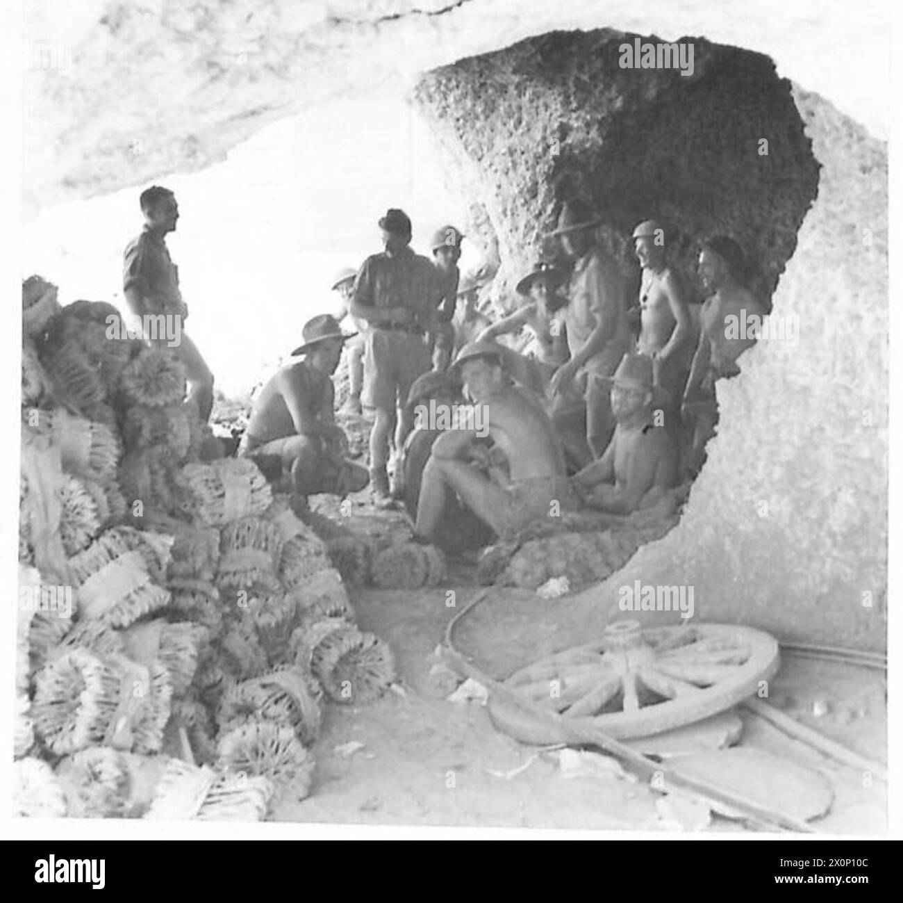 Australische Soldaten leben und arbeiten an Höhleneingängen in Tobruk und nutzen sie als Unterschlupf und Lagerräume. Stockfoto