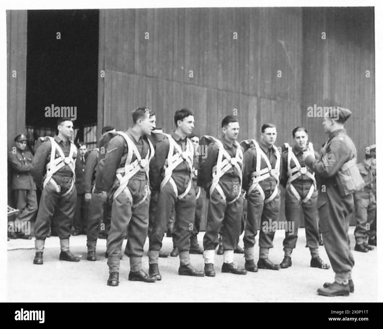 Fallschirmtruppen erhalten während des Trainings vor dem Einsteigen in das Flugzeug letzte Anweisungen. Stockfoto