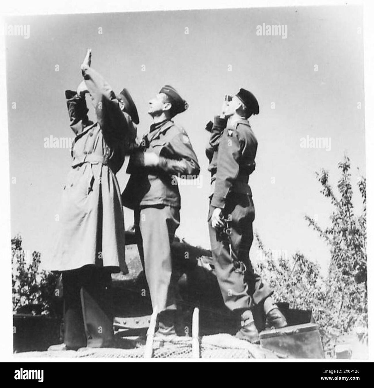 Generäle Clark, McCreeery und Air Vice Marshal Foster beobachten während der Frühjahrsoffensive der 8. Armee einen Luftangriff von oben auf einer Militärposition. Stockfoto