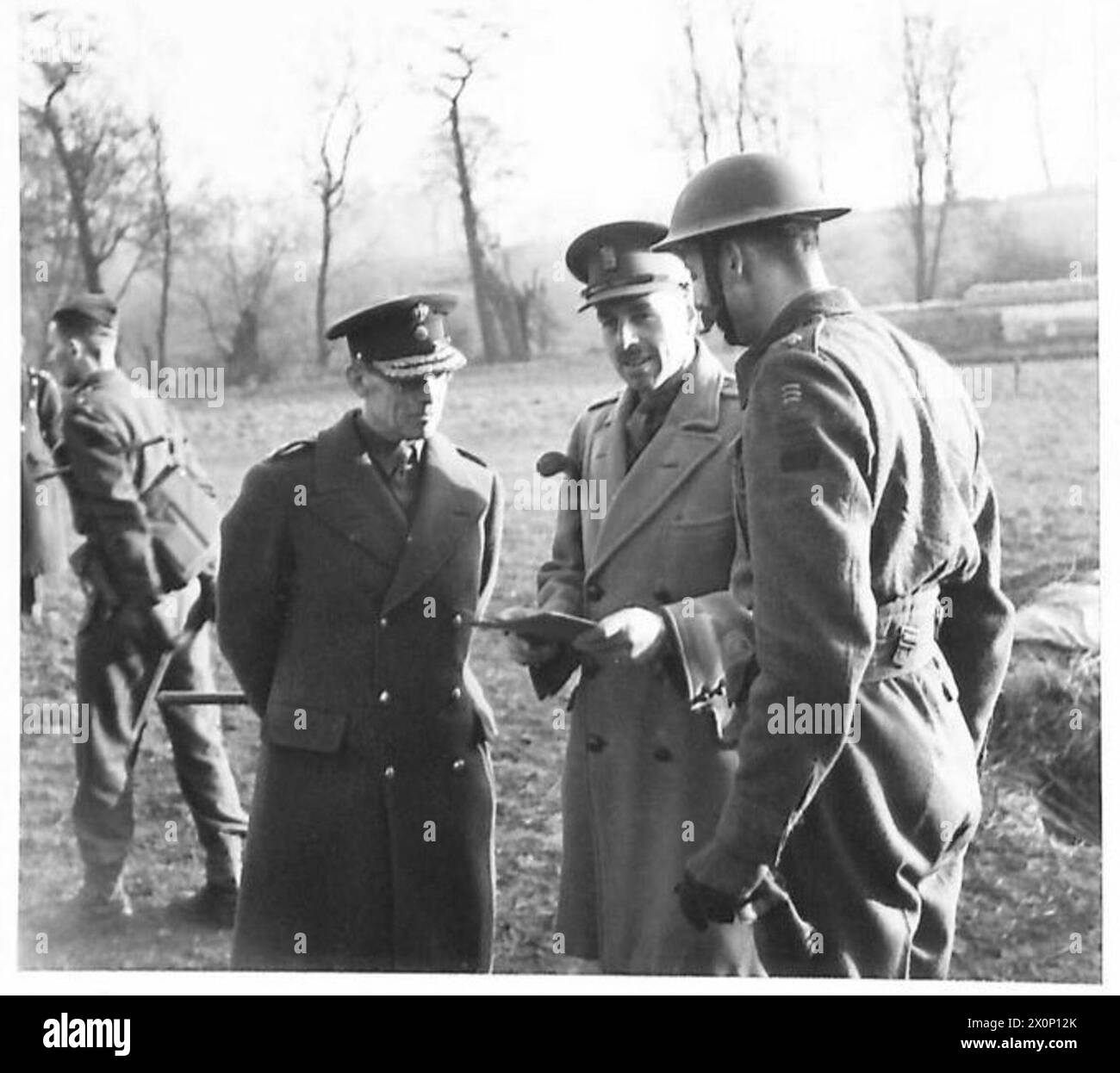 König Georg von Griechenland inspiziert Ziele aus einem Gewehrbereich bei Flugplatzverteidigungen. Fotografisches negativ, britische Armee. Stockfoto