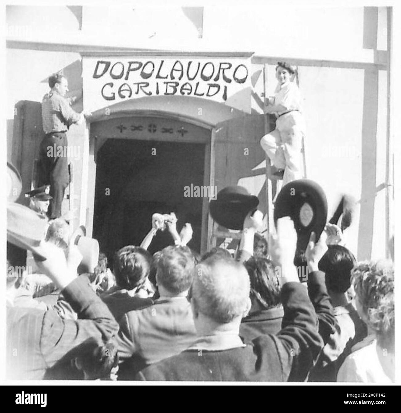 Nach der Evakuierung des Feindes in Apricena, Italien, wird die Ausbildung wieder aufgenommen. Faschistische Zeichen werden entfernt und durch Garibaldi-Slogans ersetzt, die die bürgerliche Restaurierung widerspiegeln. Stockfoto