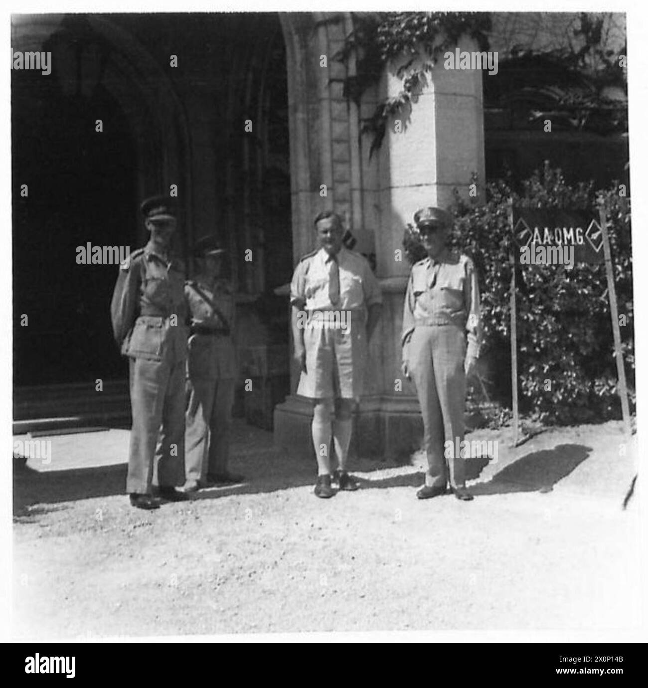 GENERAL McNARNEY IN TRIEST - Generäle McNarney, McCreery, Harding und Freyberg, VC., im Hauptquartier der neuseeländischen Division in Castle Miramare. Fotografisches negativ, britische Armee Stockfoto