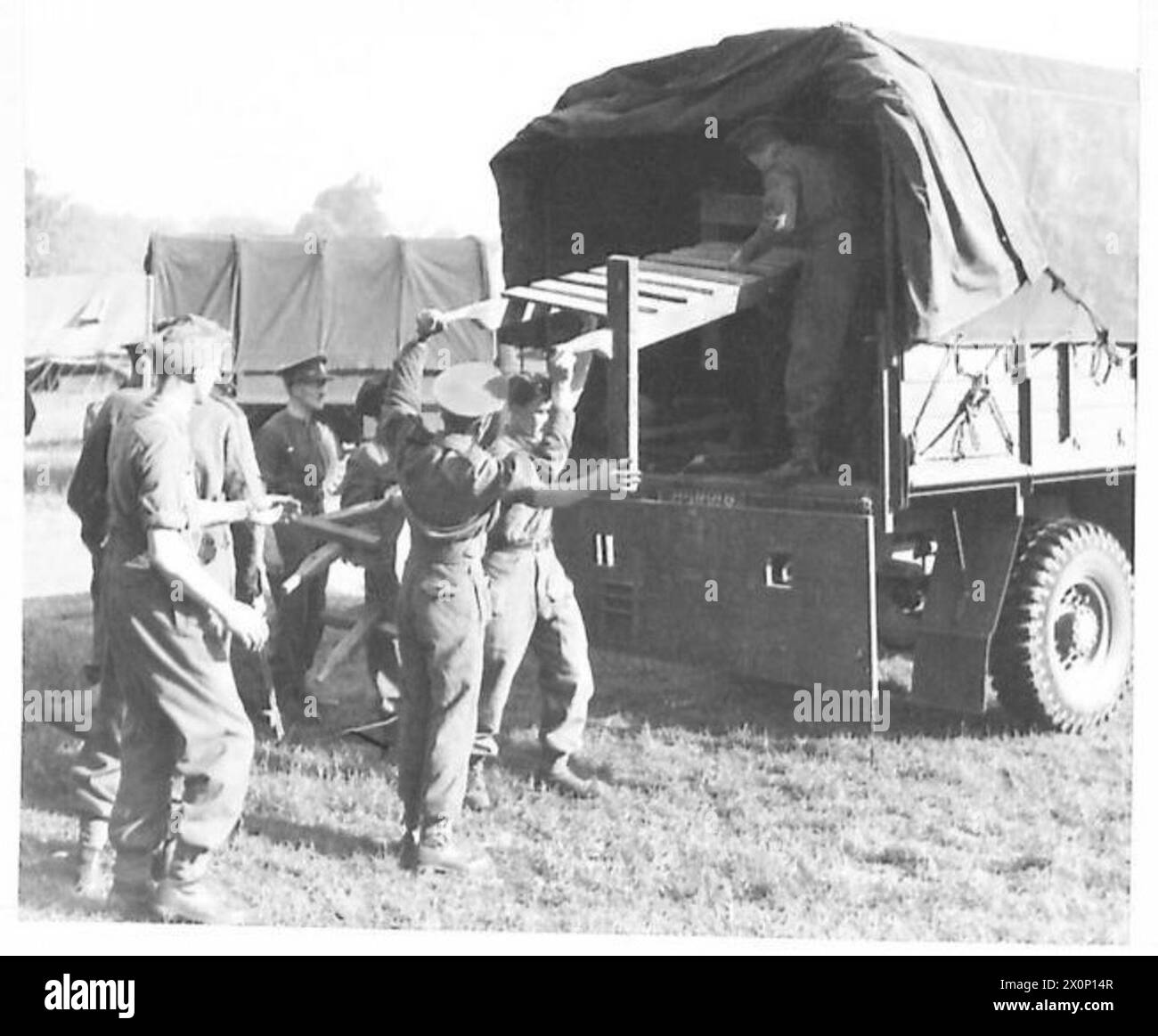 37TH MOBILE BACKWARENFAHRT (TIDWORTH) – Verladen von Lastwagen. Fotografisches negativ, britische Armee Stockfoto