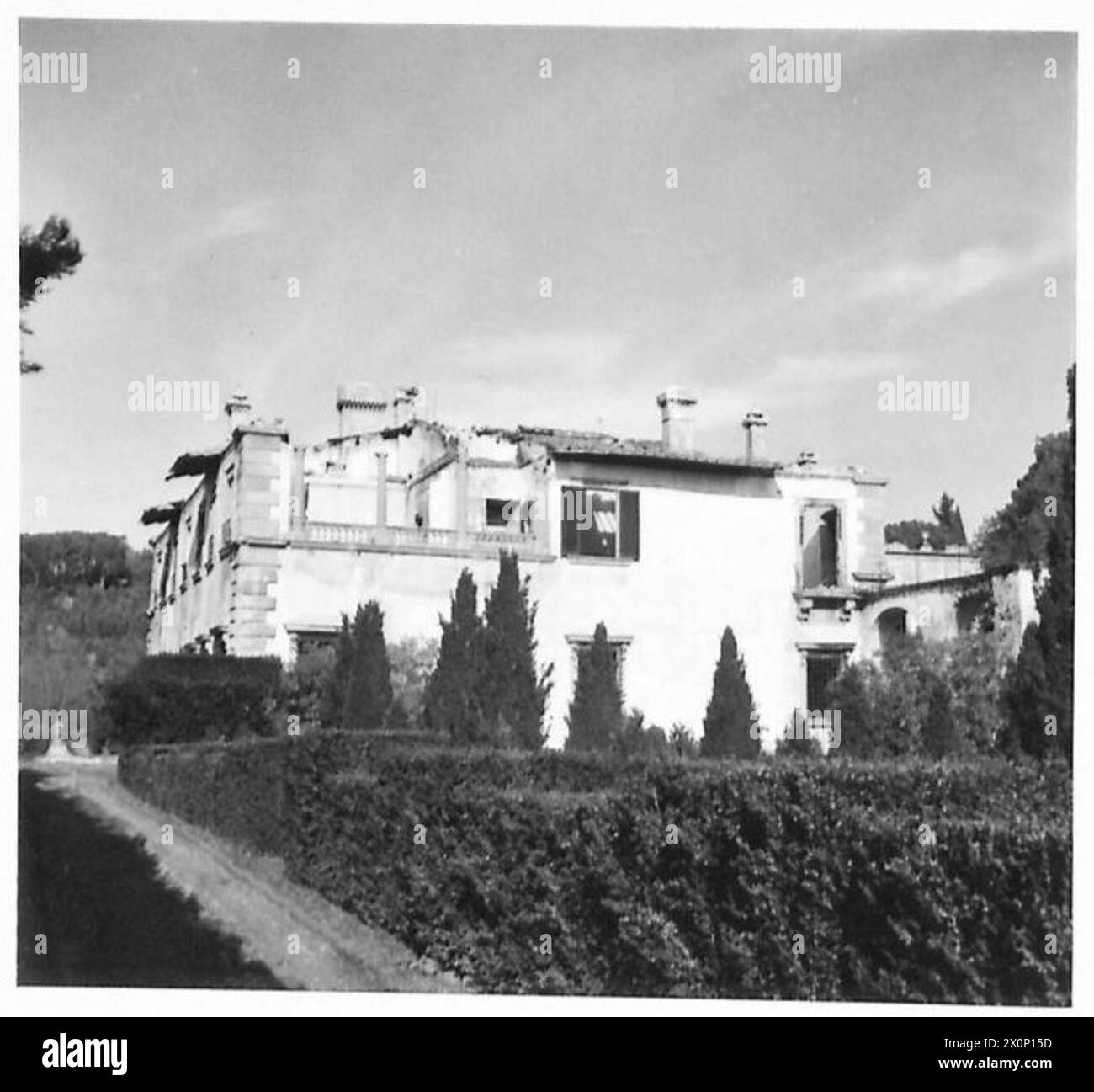 Die aus dem 16. Jahrhundert stammende Villa Gamberaia in Settignano in der Nähe von Florenz erlitt Brandschäden an ihrem Innern und dem Arkadenhof, als brennende Karten das Haus entzündeten. Die Villa ist jetzt wegen der Restaurierung nach dem Krieg geschlossen. Stockfoto