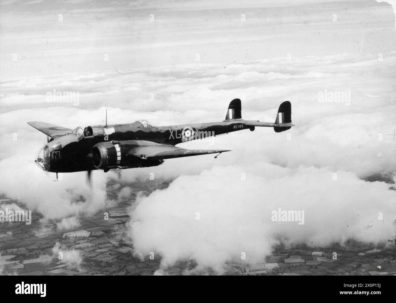 FLUGZEUGE IM DIENST DER ROYAL AIR FORCE, 1939-1945: HANDLEY SEITE HP.52 HAMPDEN UND HEREFORD. - Handley Page Hampden Mark I, AE148 'XG-Y', von Nr. 16 Operational Training Unit mit Sitz in Upper Heyford, Oxfordshire, im Flug, gesteuert vom Chefausbilder der Einheit, Wing Commander W C Sheen. Die AE148 diente anschließend der No. 408 Squadron RCAFund No. 49 Squadron RAF und wurde während der Minenräumung vor Kiel am 12. Dezember 1941 verloren. Royal Air Force, Maintenance Unit, 162, Royal Air Force, Royal Air Force Regiment, Sqdn, 49, Royal Canadian Air Force, 408 Squadron Stockfoto