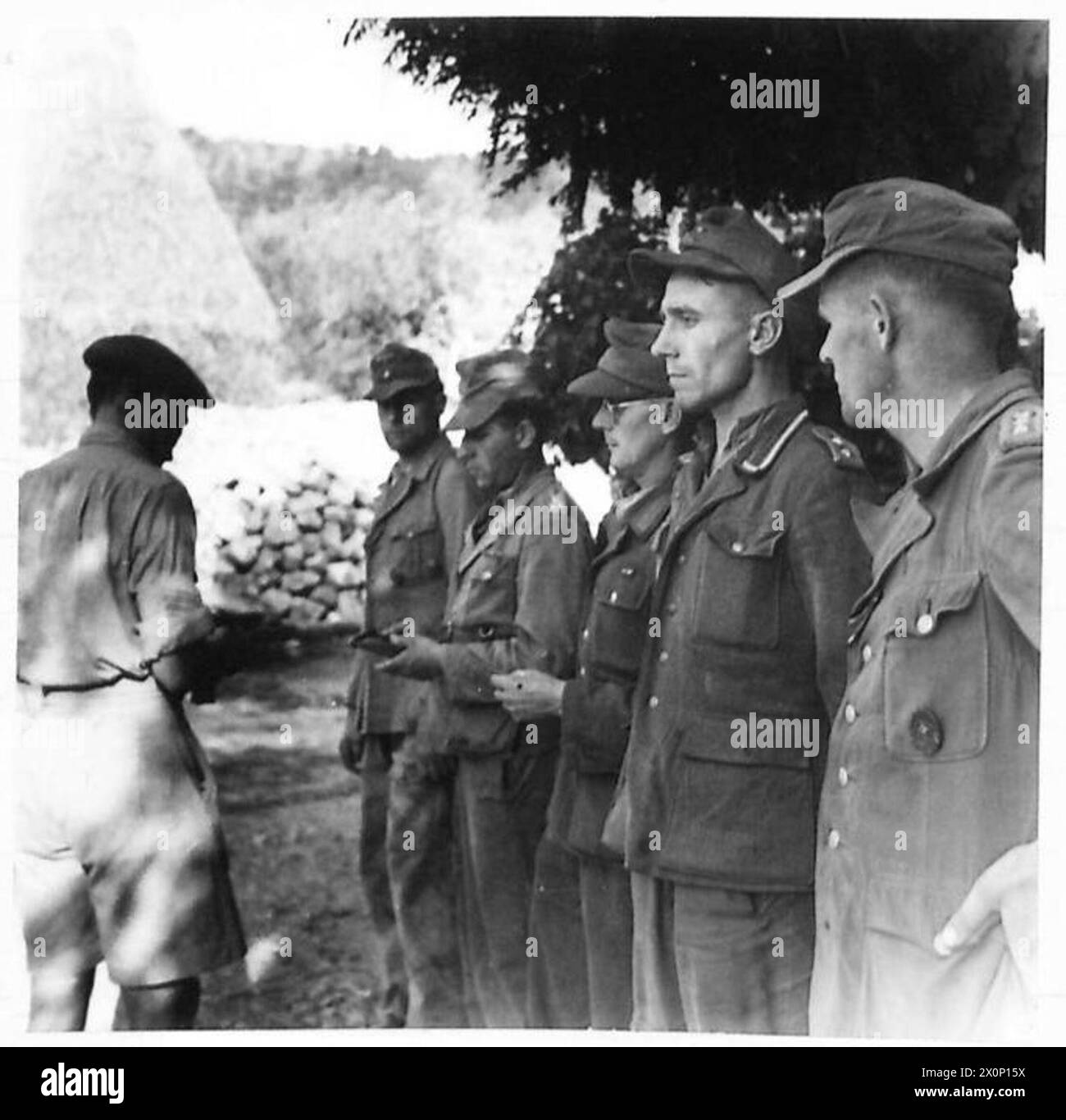 ITALIEN: ACHTE ARMEE: INCONTRO MONASTREY GEFANGEN GENOMMEN - 5 Haftbefehler der Pnazer-Grenadiere werden im Hauptquartier des Bataillons vom 'I'-Sergeant verhört. Fotografisches negativ, britische Armee Stockfoto