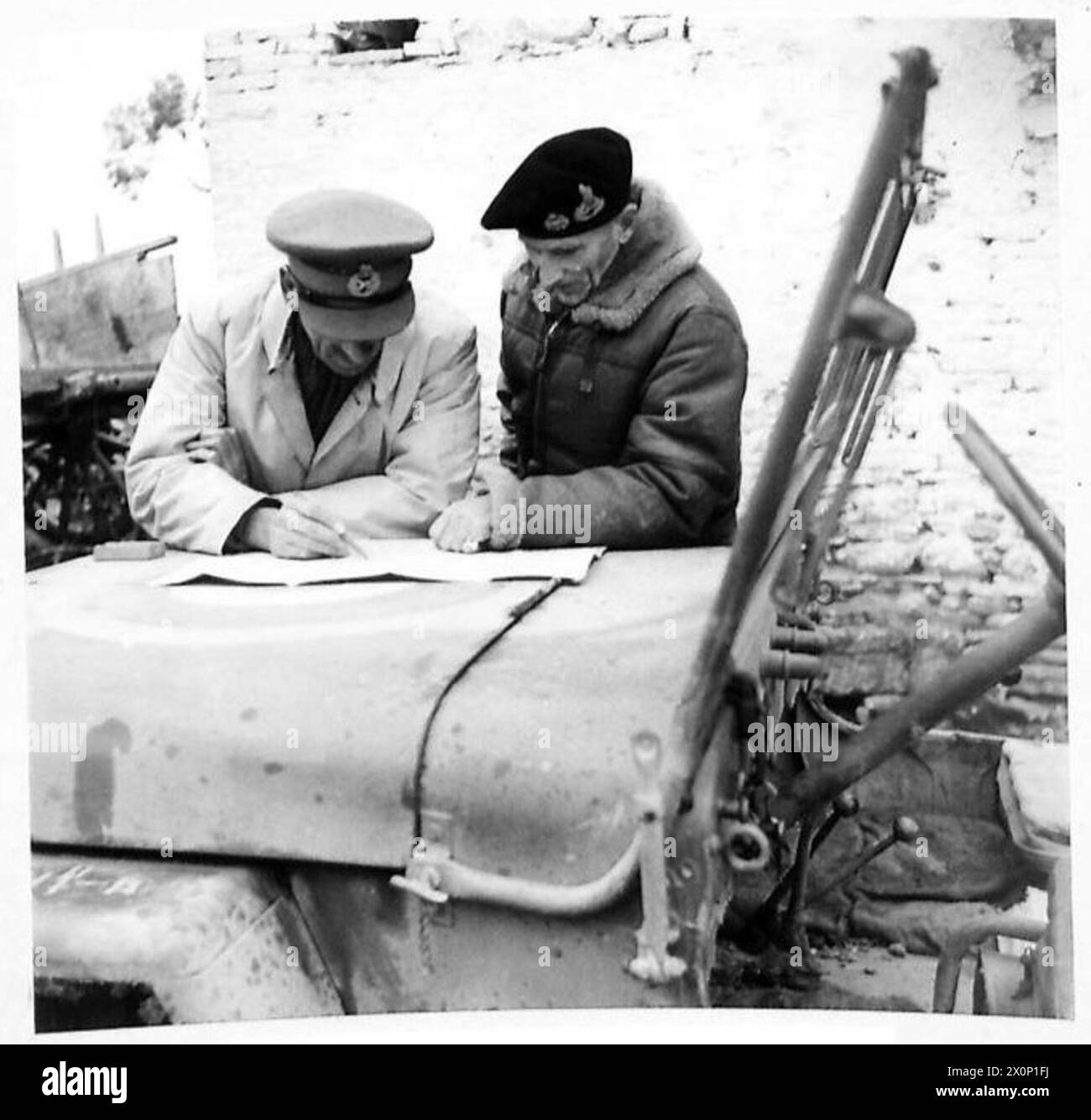 General Montgomery studiert eine Karte mit Generalleutnant Allfrey vor dem Hauptquartier während eines Besuchs der 8. Indischen Division der 8. Armee in Italien. Stockfoto