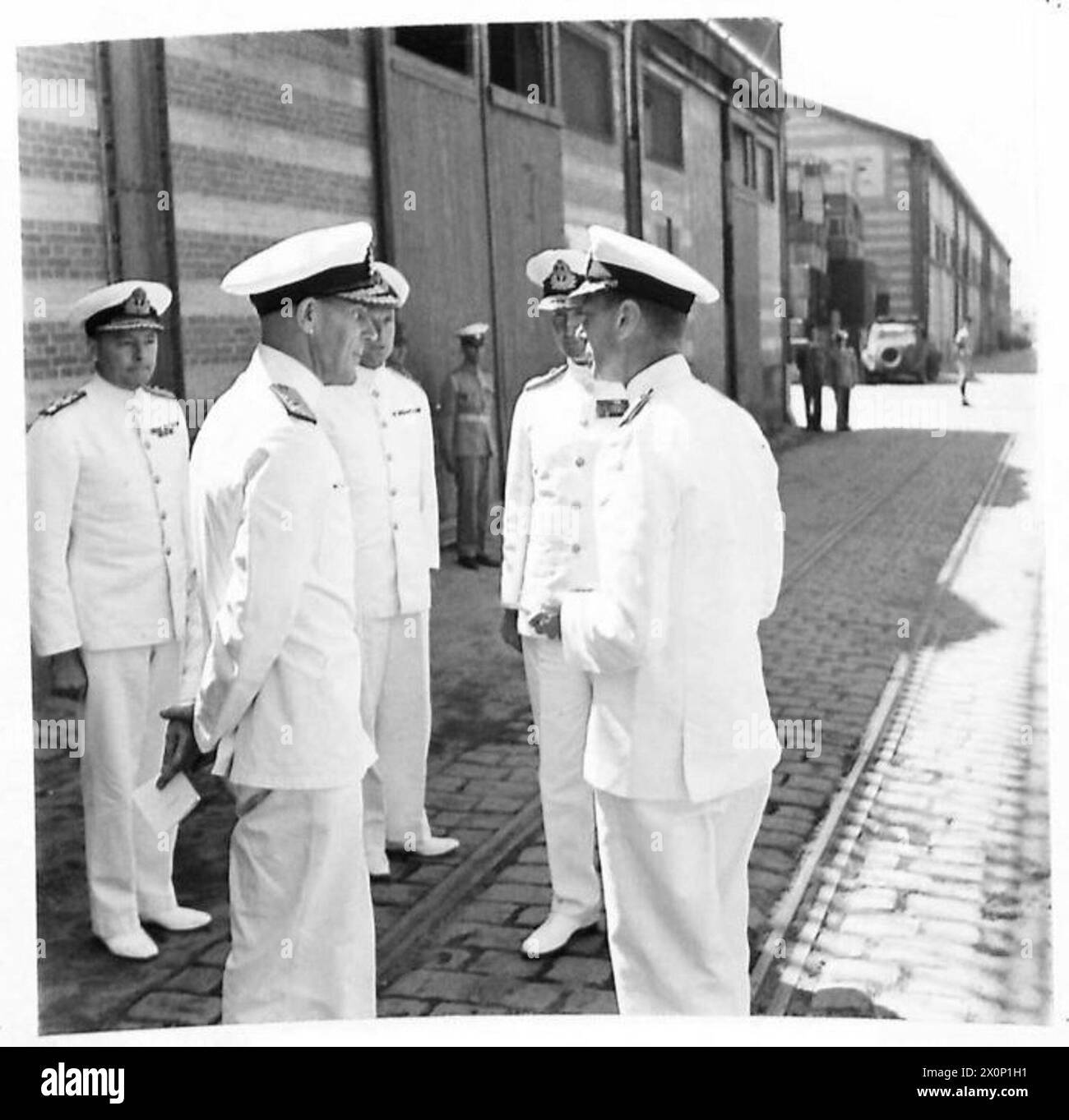 Seine Majestät der König unterhält sich mit einem Offizier während eines Besuchs in Nordafrika. Fotografisches negativ dokumentiert die Interaktion. Stockfoto