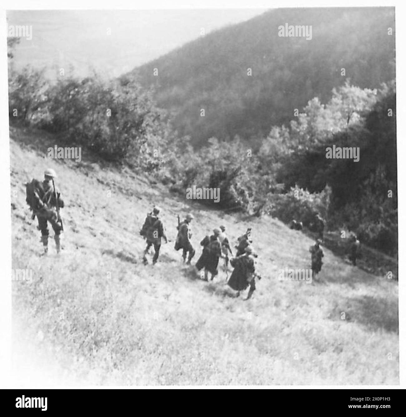 5. ARMEE: VERSCHIEDENE - Nr. 2 Coy., 5 Grenadierwachen, steigen den Hügel hinab für ihre 48-stündige Pause. Fotografisches negativ, britische Armee Stockfoto