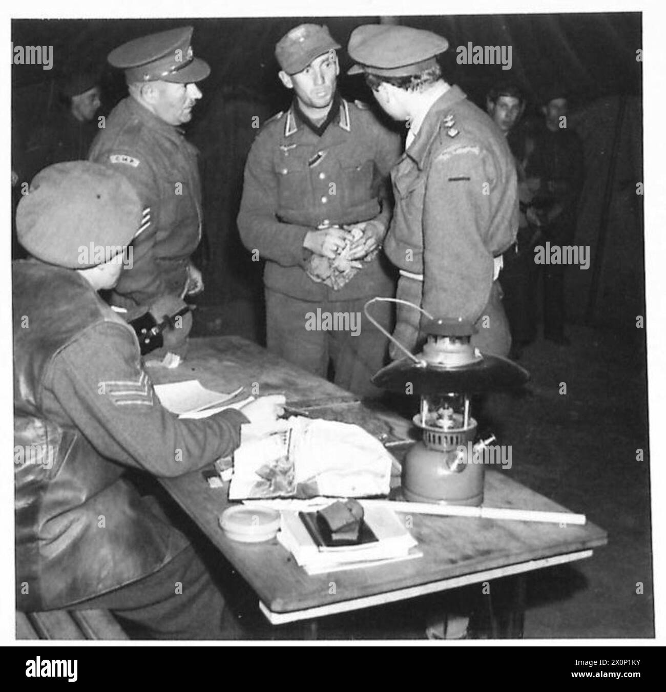 Ein deutscher Gefangener wird nach der Gefangennahme von der britischen Armee verhört. Stockfoto