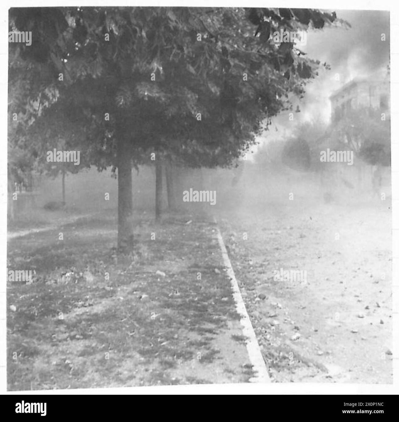 Ein Bulldozer trifft auf eine Mine am Stadtrand von Citta di Castello und erzeugt während des Betriebs eine Wolke aus Rauch und Staub. Stockfoto