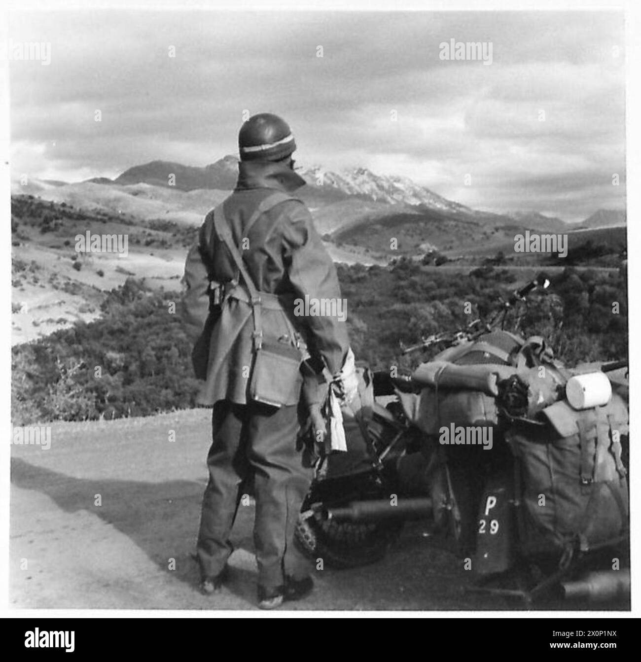 DIE TUNESIEN-KAMPAGNE, NOVEMBER 1942-MAI 1943 - Ein britischer Schienenneiter hält an, um die wunderschöne Aussicht auf das Atlasgebirge zu bewundern, 5. Dezember 1942. Das Bild gibt eine gute Vorstellung von dem Land, durch das die erste Armee aus Algerien vorrücken musste. Die britische First Army stieß bei den Operationen in Nordost-Tunesien auf hartnäckigen Widerstand, wo der Feind beträchtliche Verstärkung brachte. Die alliierten Armeen jedoch bewegten sich trotz vieler Schwierigkeiten, die durch schlechtes Wetter verursacht wurden, in Position und waren laut Berichten einen Monat vor dem Zeitplan zu dem Zeitpunkt, zu dem diese uns fotografieren Stockfoto