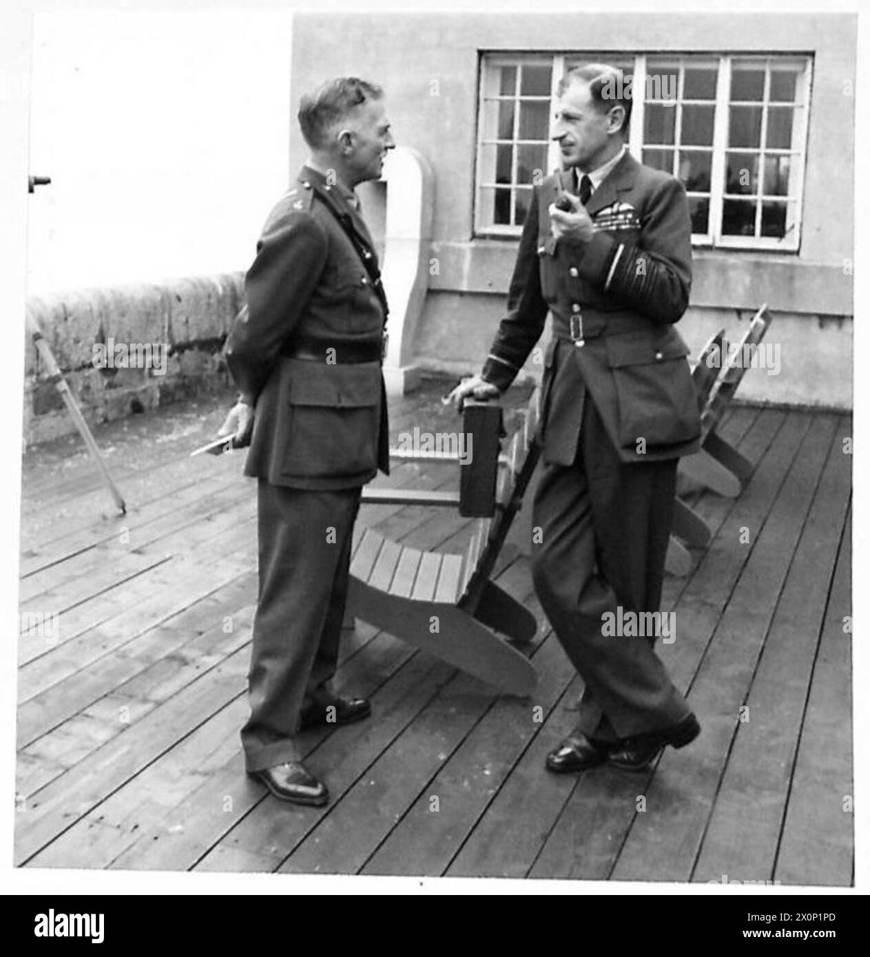 HERR WINSTON CHURCHILL IN QUÉBEC – Marschall der Royal Air Force, Sir Charles Portal (rechts) [Chief of the Air Staff] im Gespräch mit Major Eastwood. Fotografisches negativ, britische Armee Stockfoto