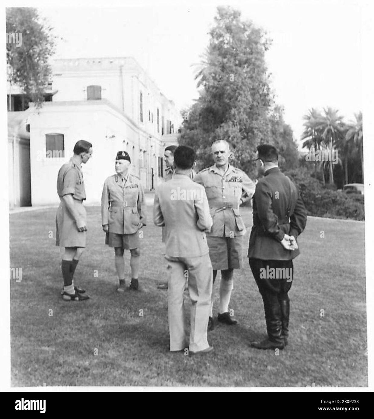 General Sir Archibald Wavell trifft einen russischen Offizier und andere britische Offiziere während Operationen in Nordafrika und im Nahen Osten, 1940–1947. Stockfoto
