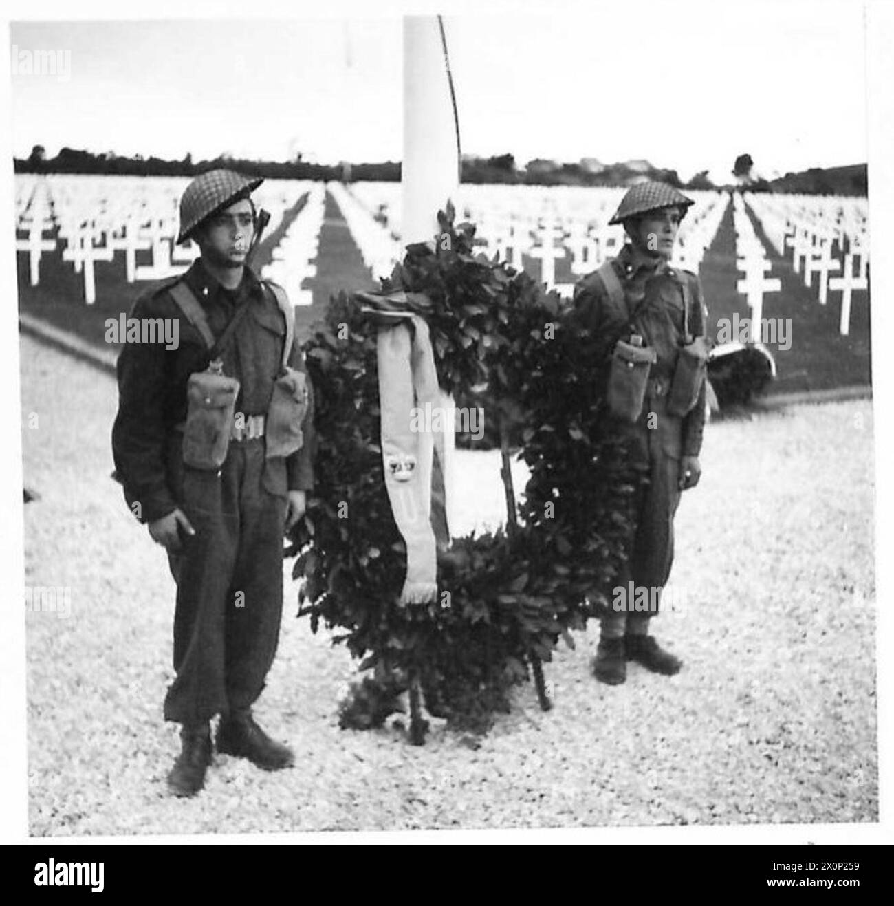 Italienische Soldaten bilden eine Garde der Ehre und legen Kränze unter eine Flagge, um alliierte Gefallene zu ehren, dokumentiert in einem Fotonegativ der britischen Armee. Stockfoto