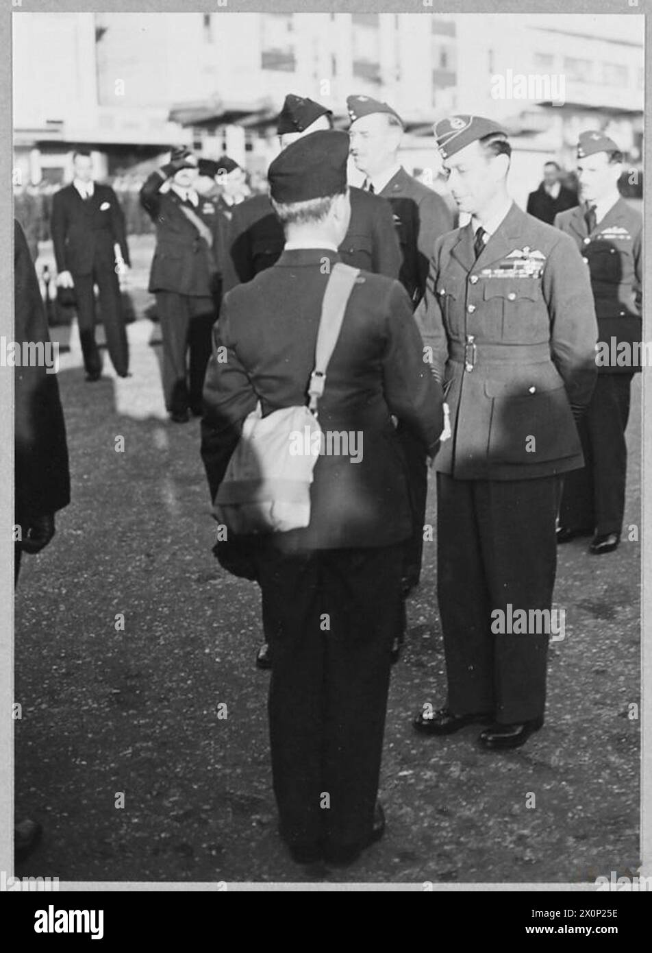 Der König und die Königin inspizierten das Dominion und amerikanische Personal der Royal Air Force, einschließlich australischer Flieger, während der Kriegsoperationen. Stockfoto
