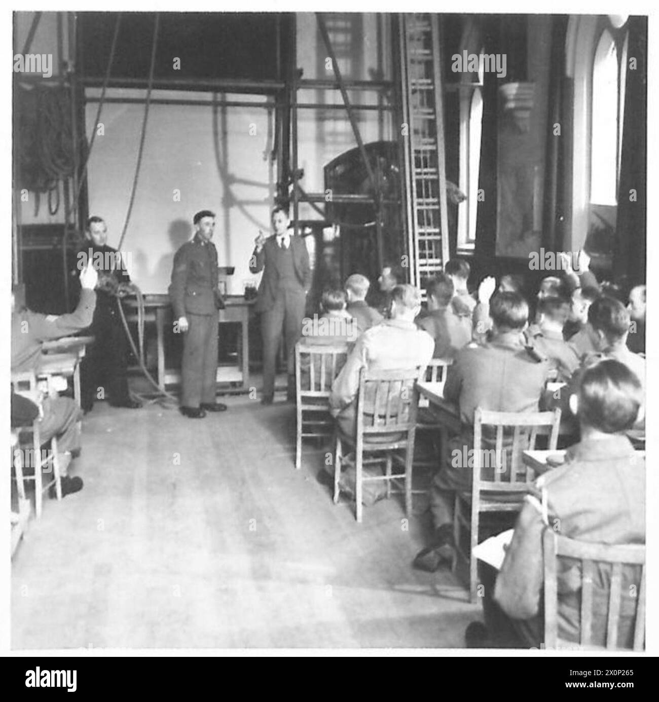 Eine Klasse von Britischen Armeeangehörigen erhält Anweisungen, wie sie den Air RAID Vorsorgedienst (A.R.P.) während der Ausbildung zur Zivilverteidigung unterstützen. Stockfoto