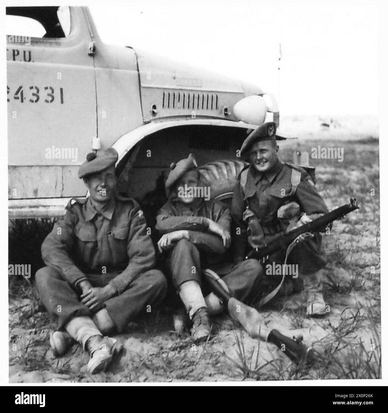SCHOTTISCHE WAFFENBRÜDER: Robert, William und James Garrick ruhen sich während einer Pause neben einem Lastwagen aus. Fotografisches negativ, britische Armee Stockfoto