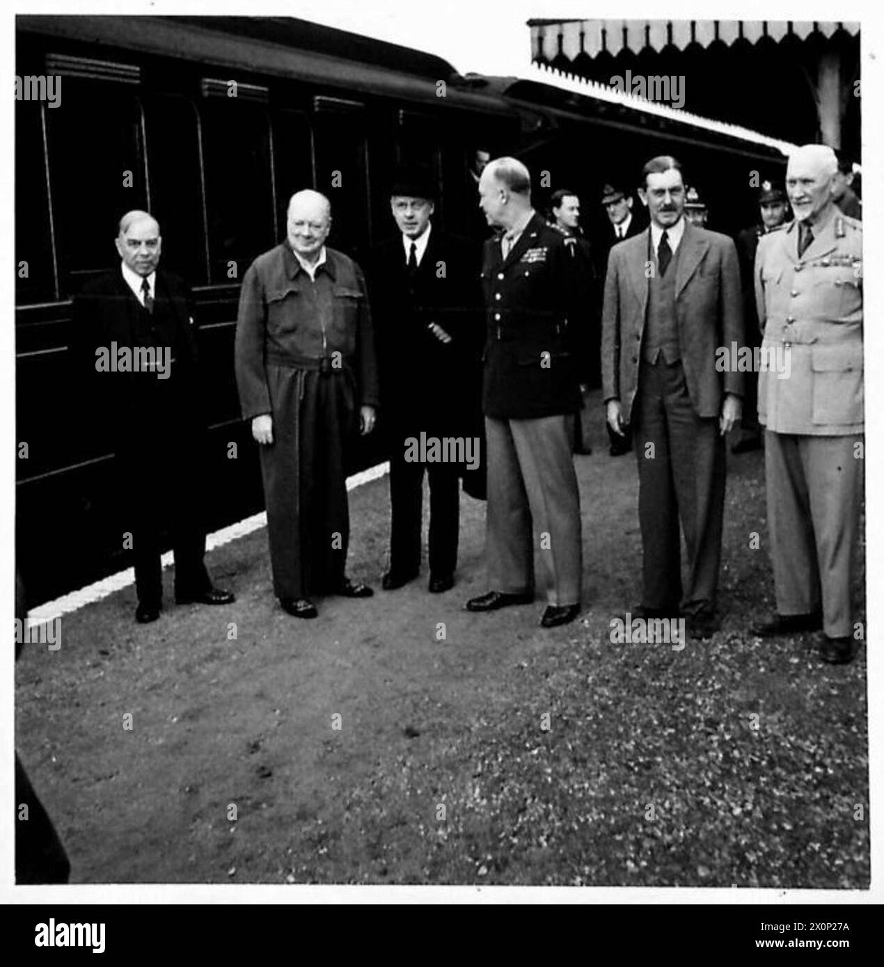 Herr Churchill, Herr Mackenzie King, Herr Peter Fraser, General Eisenhower, Sir Godfrey Huggins, und General Smuts überprüft die Invasionstruppen während eines Stopps ihres Sonderzuges. Stockfoto