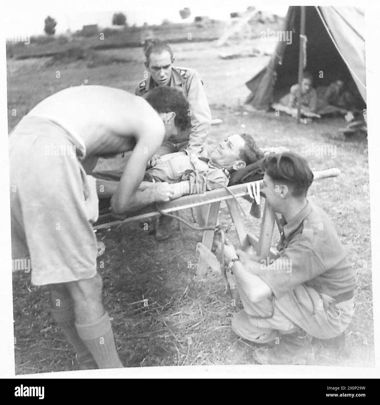 Captain Reid von der Feldtransfusionseinheit Nr. 3, unterstützt von L/CPL. Hall, sammelt Blut von Pte. Russell im Feld für die Achte Armee-Operationen in Italien. Stockfoto