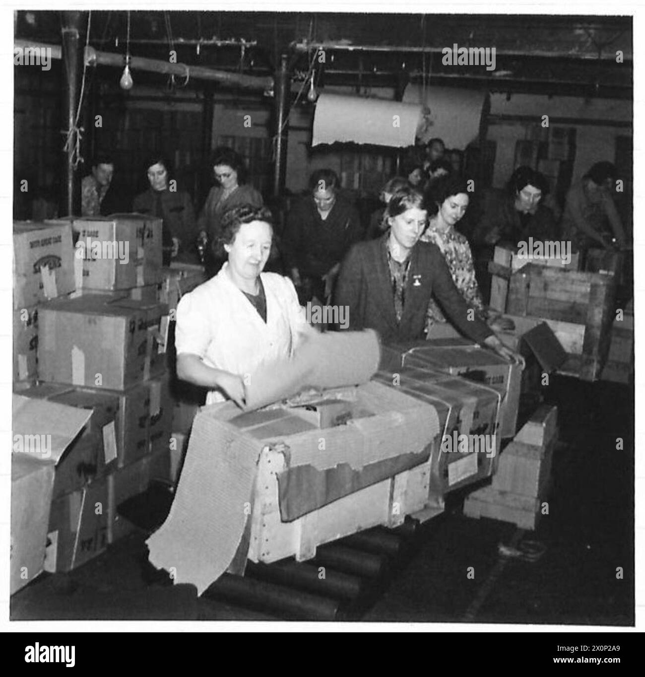 Im R.O.A.C. Depot werden größere Artikel für Transport und Versand in Holzkisten verpackt. Stockfoto