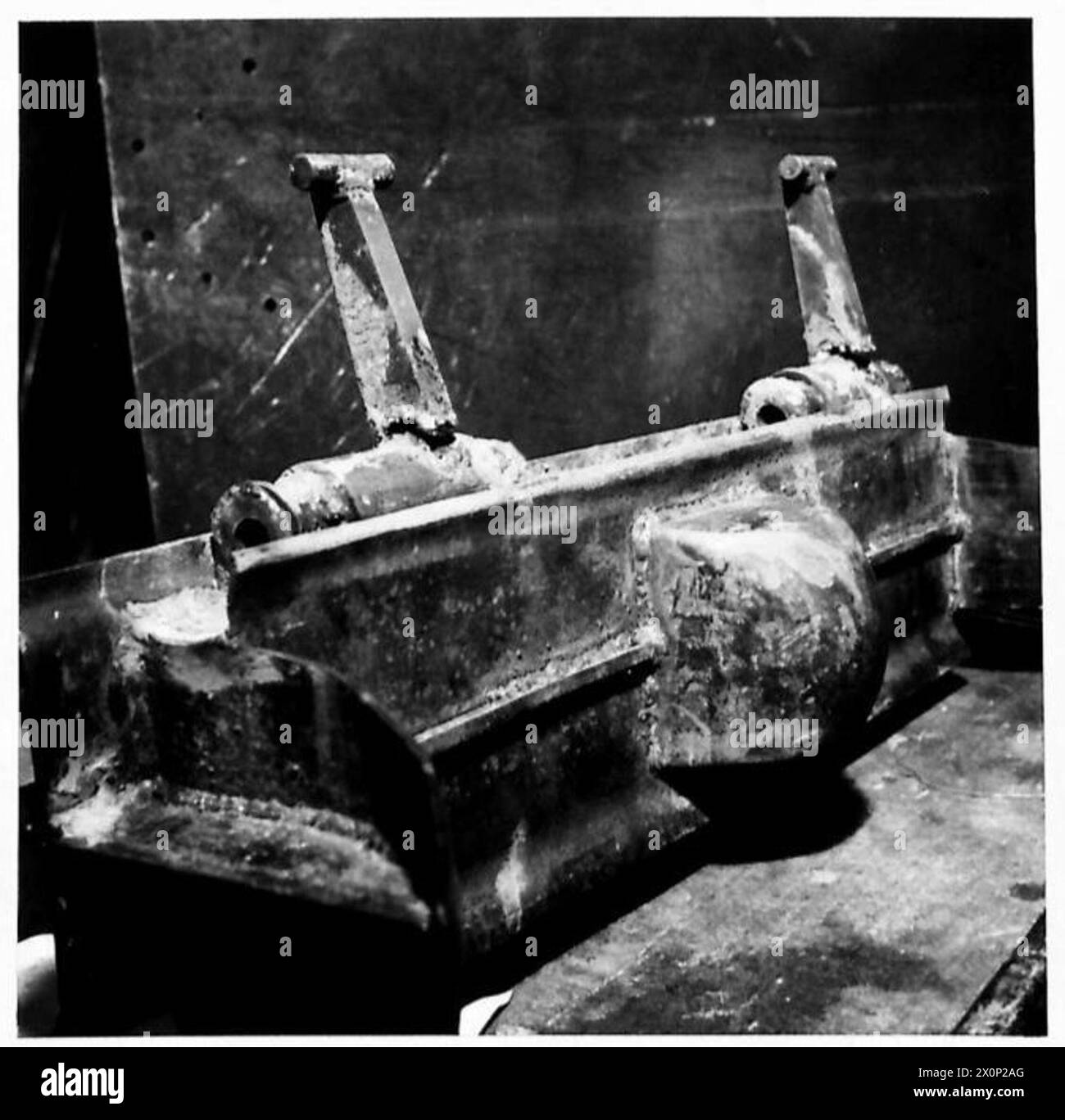 SONDERAUFTRAG FÜR M.E.6.b.'PANZERKOMPRESSIONSPRÜFUNGEN - zwei gebrochene Schweißnähte, fotografisches negativ, British Army Stockfoto