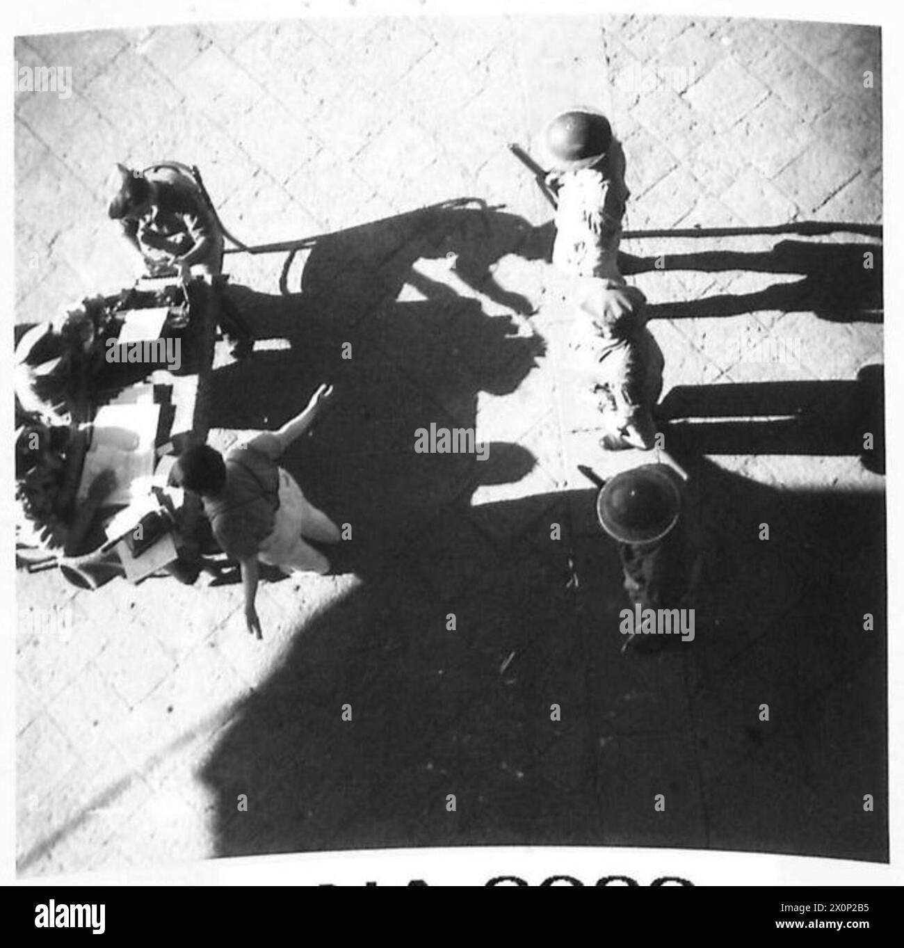 Desario Birancati, Vize-Präfekt von Catania, wird unter bewaffneter Aufsicht in einem ehemaligen faschistischen Hauptquartier in Sizilien verhört. Das Foto dokumentiert militärische und zivile Verfahren nach der Befreiung. Die Bilder stammen von der britischen Armee. Stockfoto