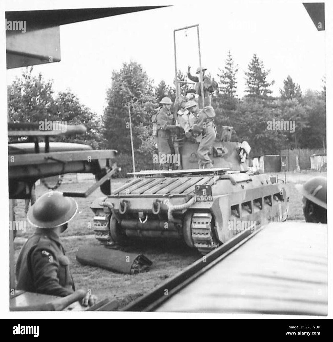 MEDIZINISCHE VERSORGUNG - ein Krankenwagen steht während der Demonstration zur Verfügung. Fotografisches negativ, britische Armee Stockfoto