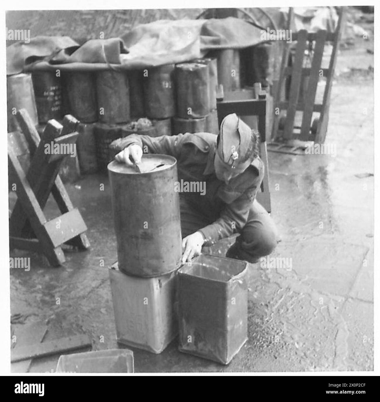 Im Benzindepot Nr. 10 in Carnforth, Lancashire, werden wasserhaltige Fässer „entlüftet“, um Wasser zu entfernen, wodurch reines Öl für militärische Zwecke sichergestellt wird. Stockfoto
