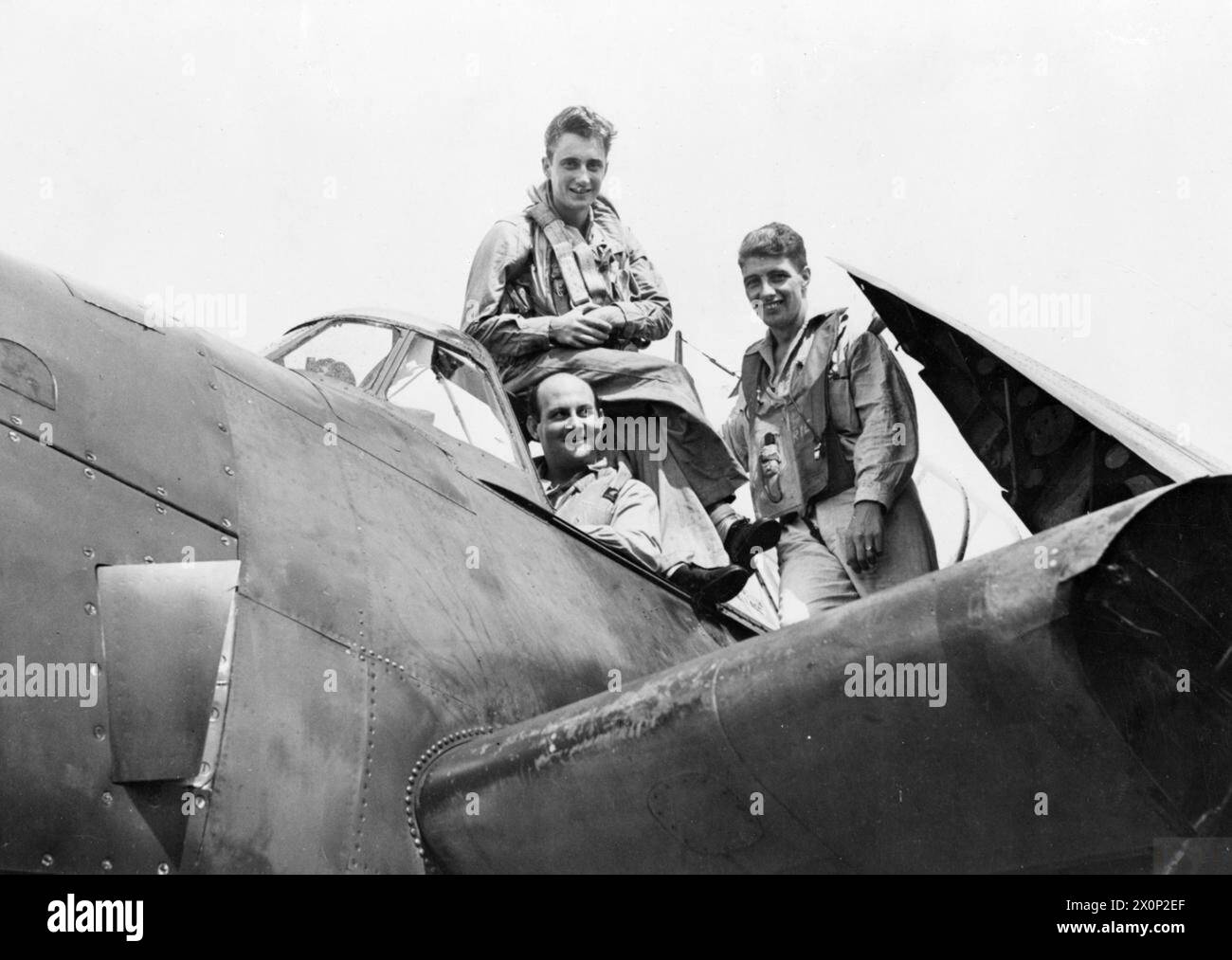 Lieut Cdr W Stuart im Avenger Cockpit, mit dem Beobachter Lieut i J Davies und dem Chief Petty Officer Pirie, an Bord der HMS Indomitable in Fernost, Juni 1945. Stockfoto