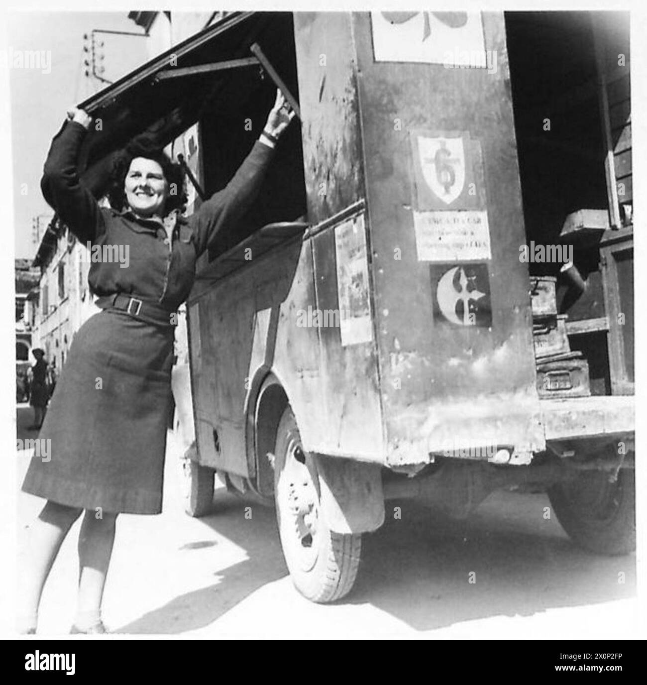 Das Foto zeigt Mrs. Edith Philpot aus Belfast und Millbrook, die seit Juli 1944 bei YMCA in Nordafrika und Italien tätig ist. Britische Armee. Stockfoto