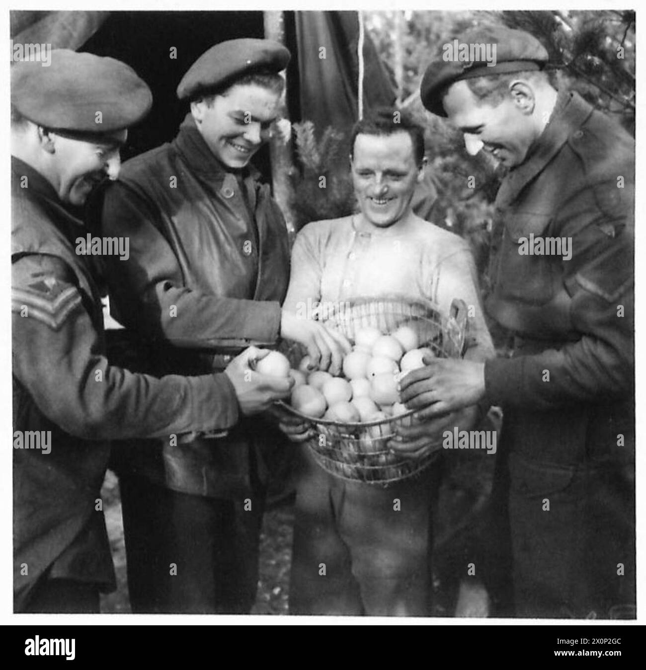 WEIHNACHTEN IN DEUTSCHLAND - GNR. Frank Caulfield (Kanalinseln) verteilt die Orangen. Fotografisches negativ, britische Armee, 21. Armeegruppe Stockfoto