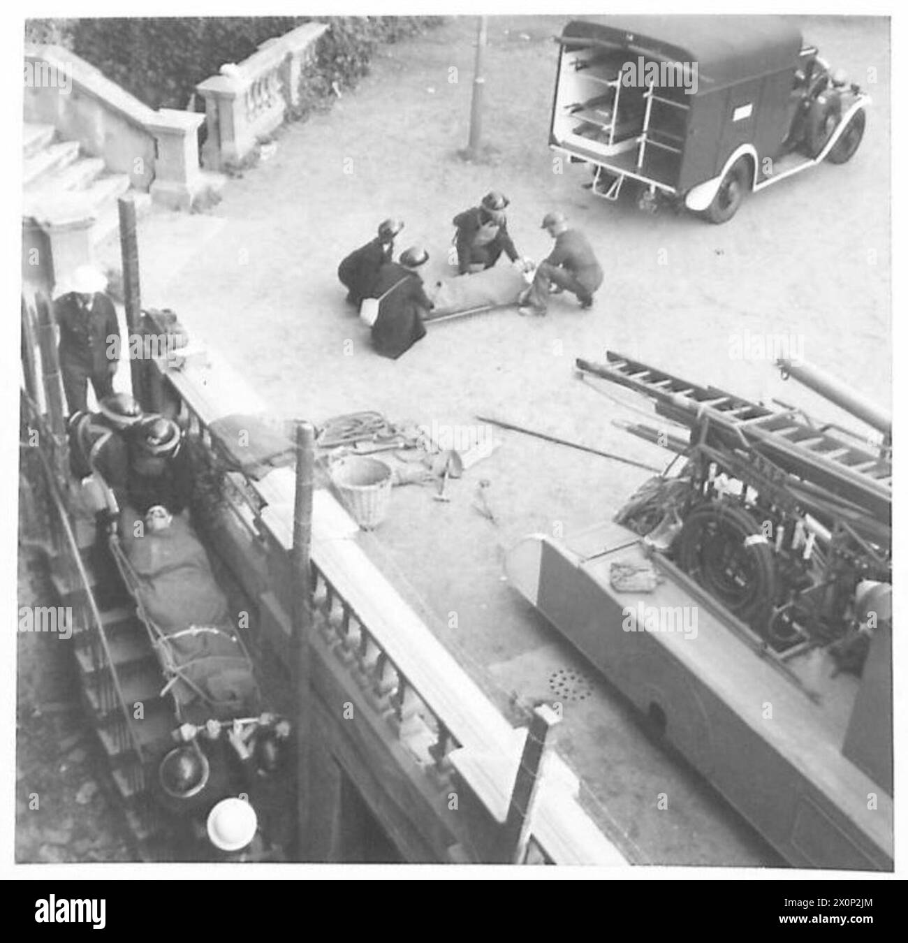 Züge der British Army wurden eingesetzt, um den Air RAID-Vorsorgedienst während eines Luftangriffs vor der Ankunft des Militärs zu unterstützen. Stockfoto