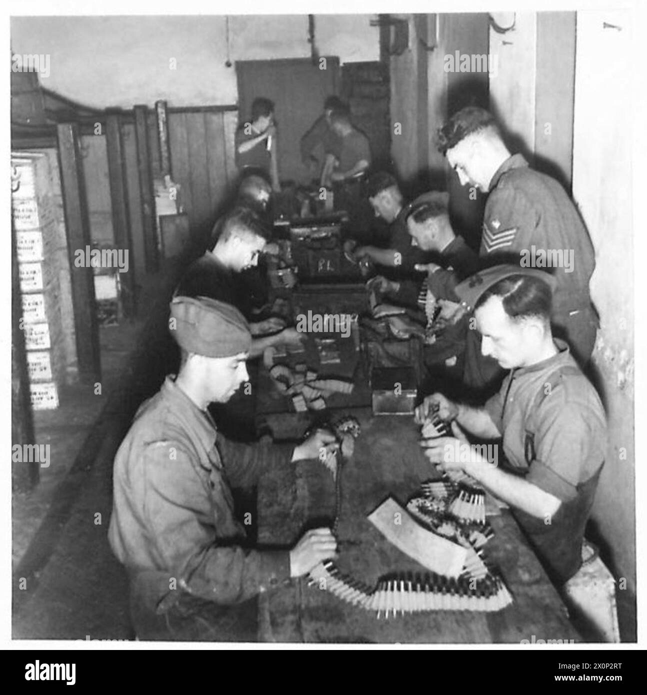 MUNITIONSRENOVIERUNG - Untersuchung des streifenlosen Gürtels von Munition, fotografisches negativ, British Army Stockfoto