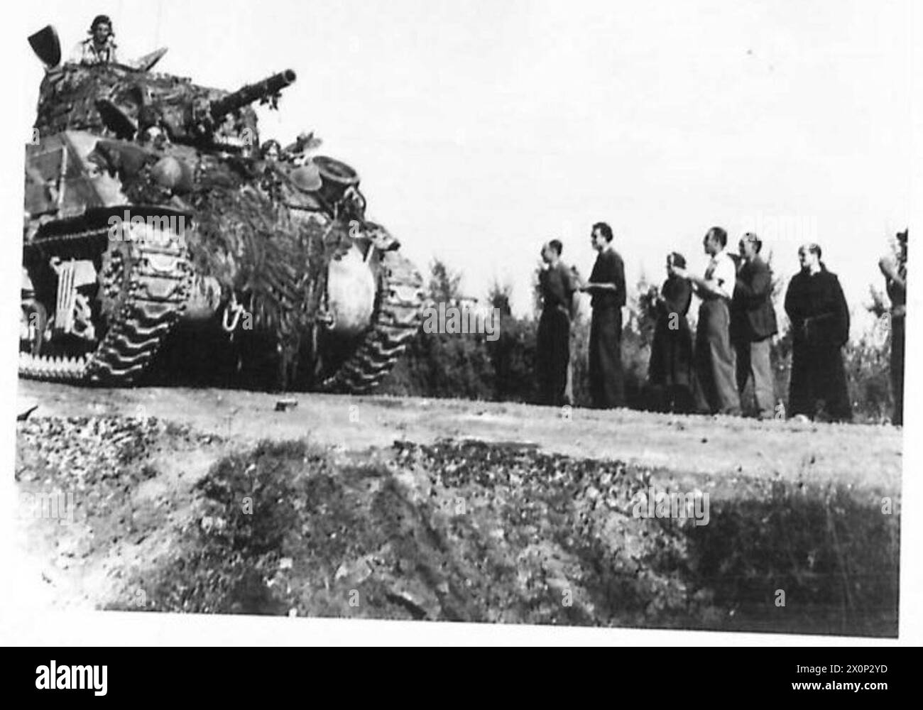 Die ersten Panzer der 16/15 Lancers dringen in Arezzo ein, wobei Zivilisten beobachten, wie die britische Rüstung während der Verfolgung feindlicher Truppen durch die Truppen durchdringt. Stockfoto