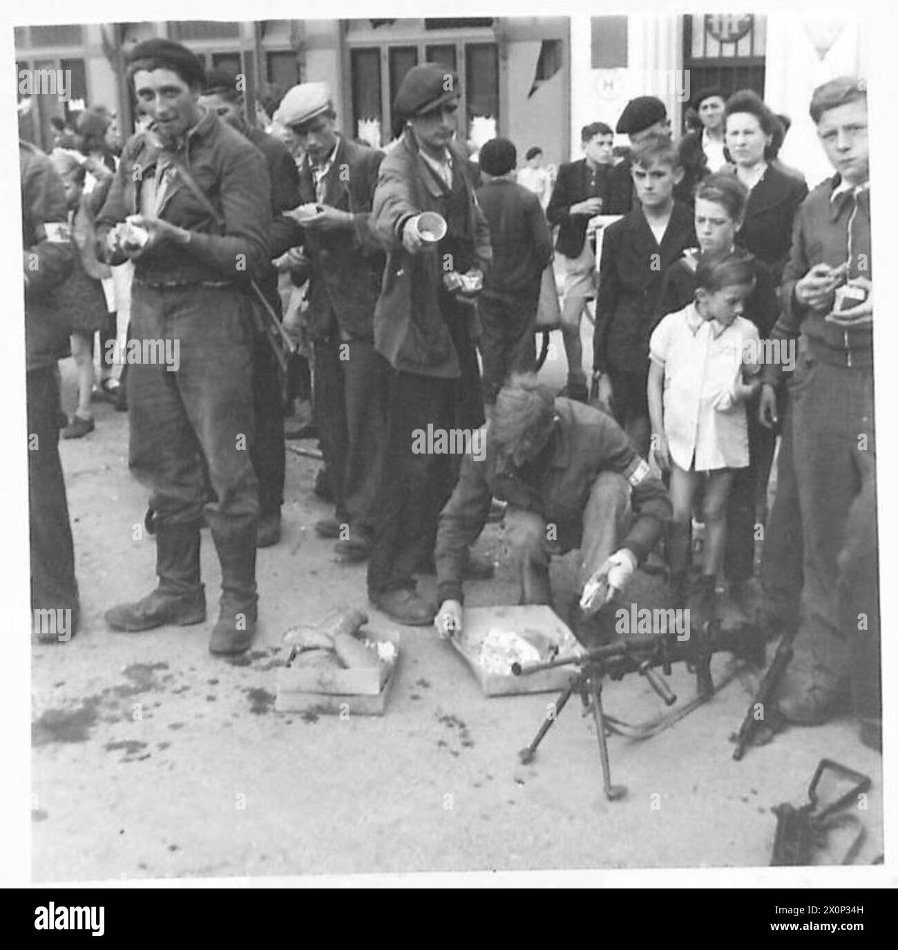 Fotografisches negativ, das Menschen zeigt, die in den Straßen von Chartres unter freiem Himmel essen, während sie auf die Ankunft von General de Gaulle warten, und veranschaulicht den öffentlichen Empfang und die Zeremonie. Stockfoto