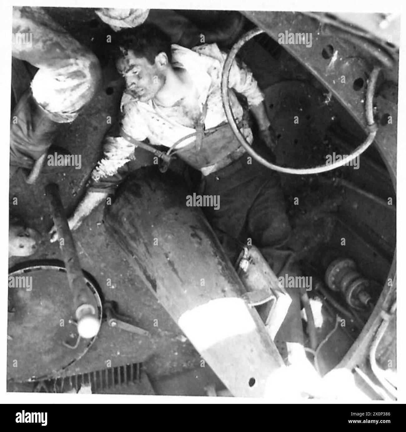 Die H.M. Fleet Sweeper „Seaham“ fängt während der Invasion Siziliens ein italienisches U-Boot ein, mit einem Opfer im Conning Tower. Stockfoto