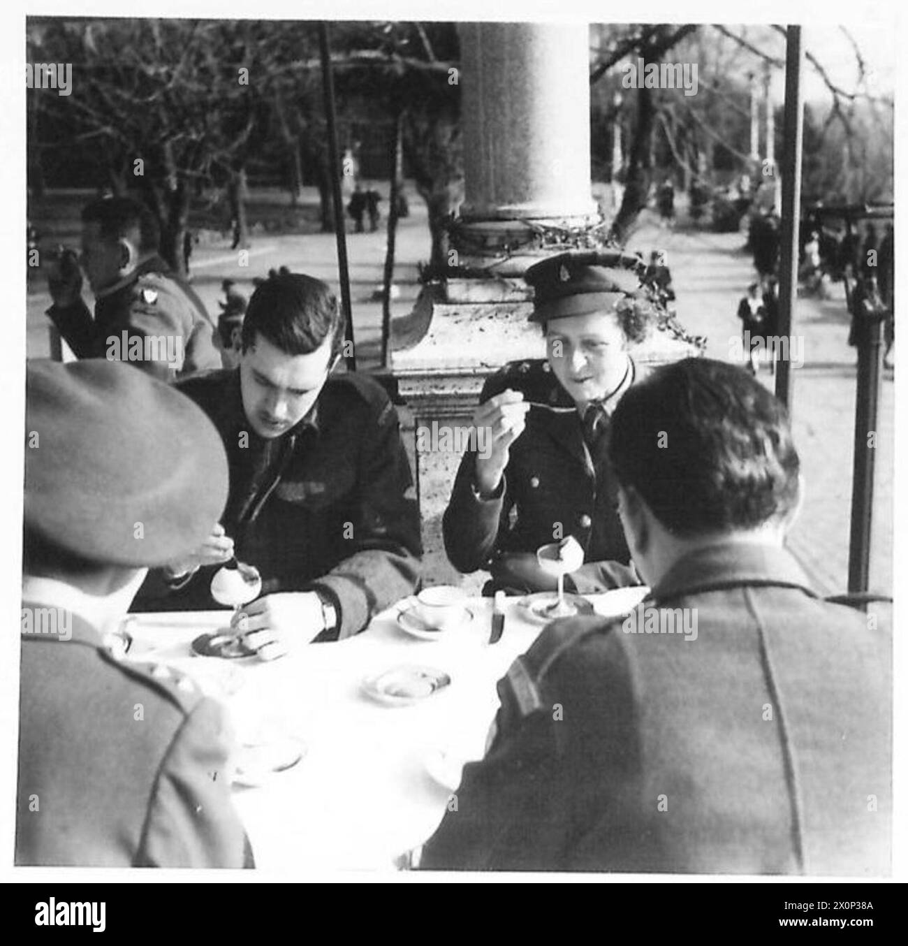 Mitglieder des American Field Service mit der 8. Armee werden in einem Service Restaurant beim Eiskrem beobachtet, was die Freizeitangebote für das Personal veranschaulicht. Fotografisches negativ der britischen Armee. Stockfoto