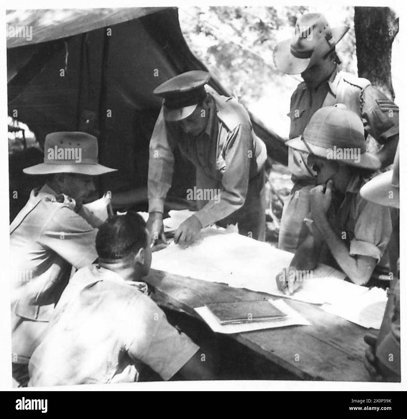 DIE NEUESTEN BILDER AUS ABESSINIEN - Offiziere studieren Karten, etc., um einen Tisch im Fotomotiv des Lagers, British Army Stockfoto