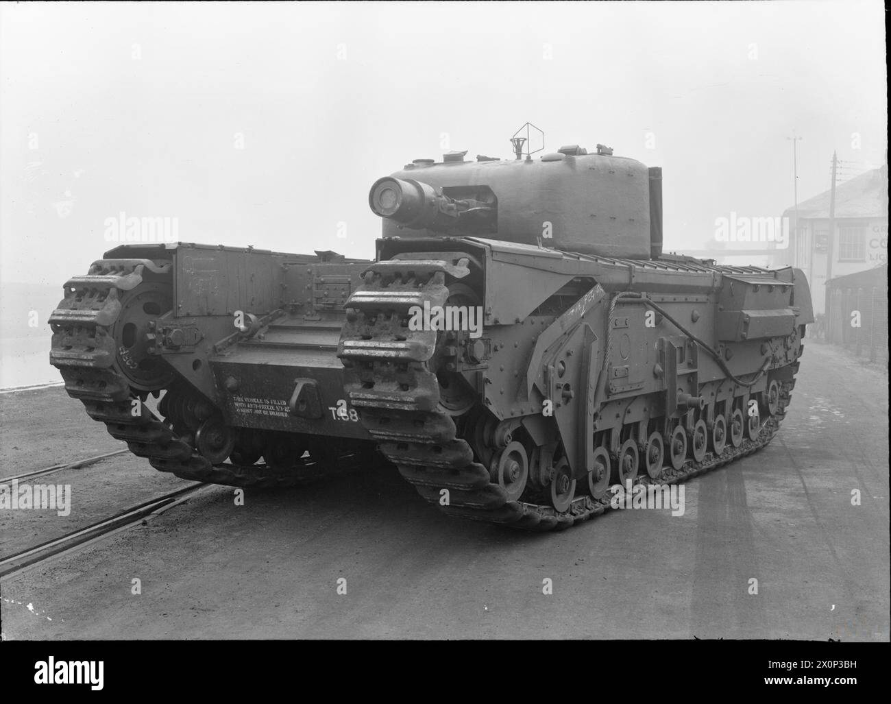 Der Churchill AVRE Panzer der britischen Armee, ausgestattet mit einem Zapfenmörtel, stellt gepanzerte Kampffahrzeuge dar, die im Zweiten Weltkrieg eingesetzt wurden Stockfoto
