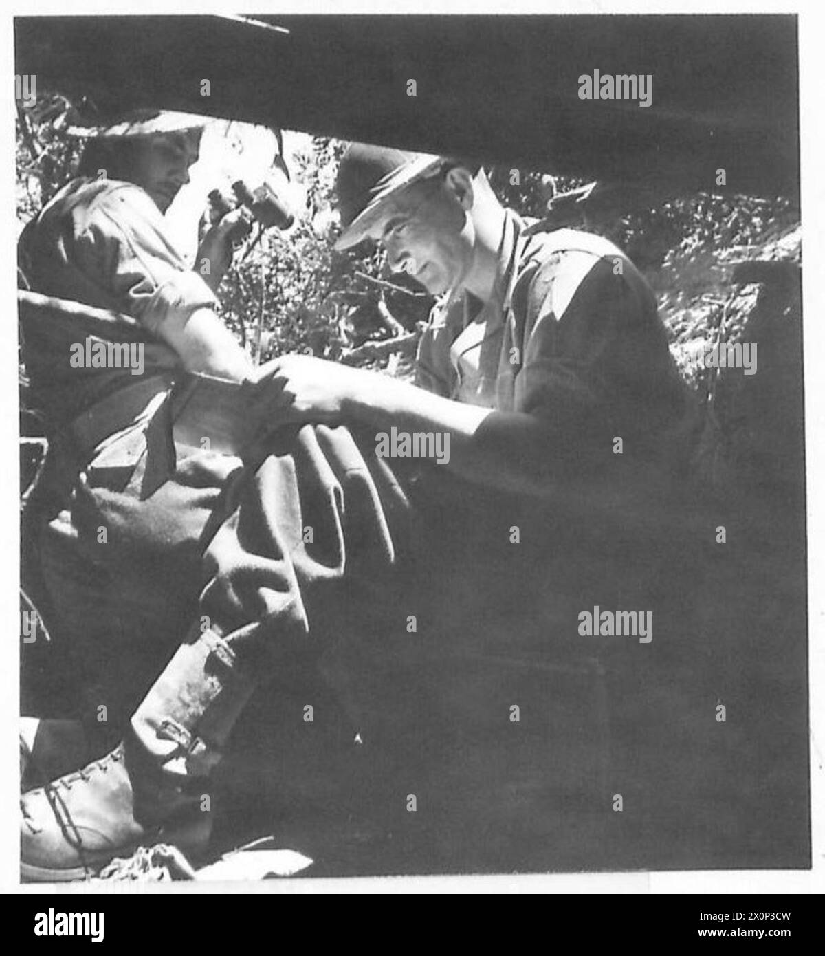 CPL. J. Gray und Sgt. W. Inglis betreiben einen 4,2-Zoll-Mörserbeobachtungsposten, der eine Northamptons-Firma am Anzio-Brückenkopf unterstützt. Stockfoto