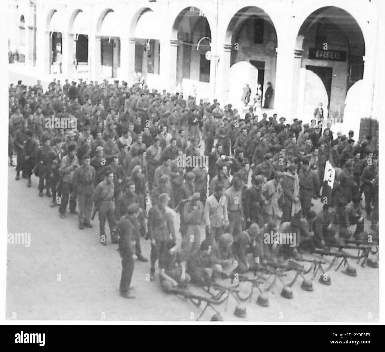 Italienische Partisanen werden während einer feierlichen Versammlung zu einer Parade versammelt. Stockfoto