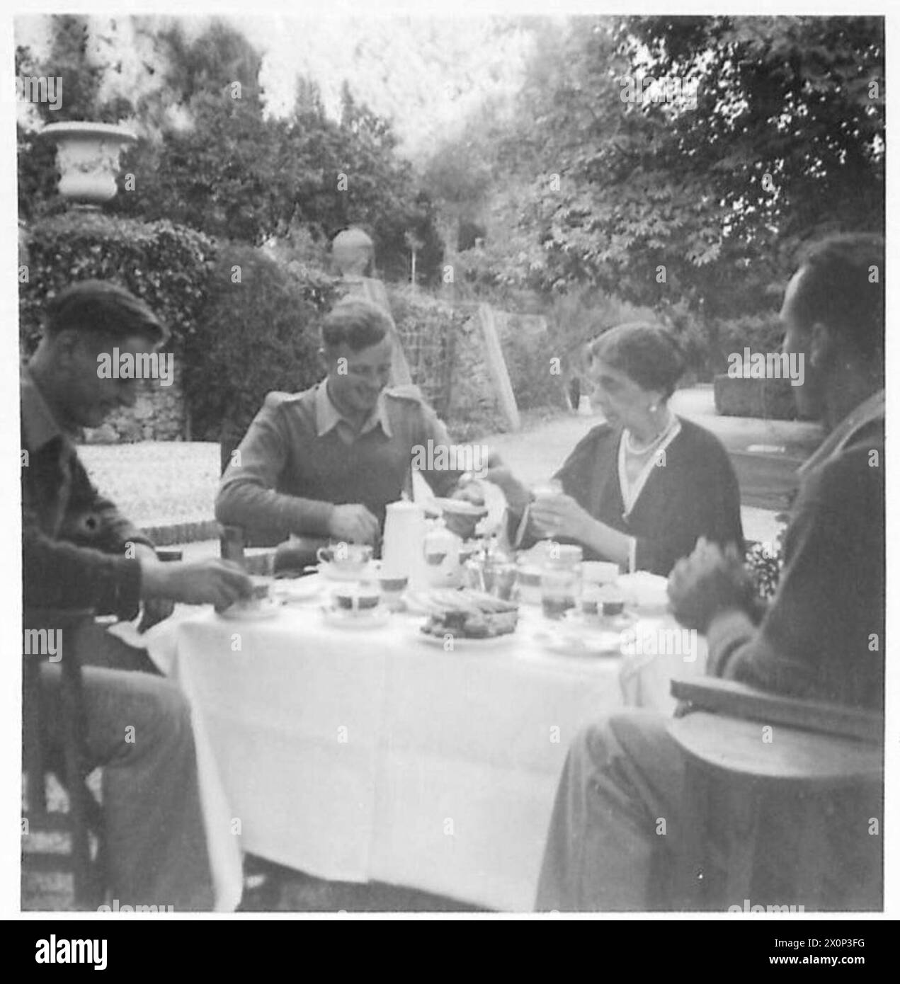 Kommandos sitzen auf Tee mit Prinzessin Helena in Griechenland. Fotografisches negativ, britische Armee. Stockfoto