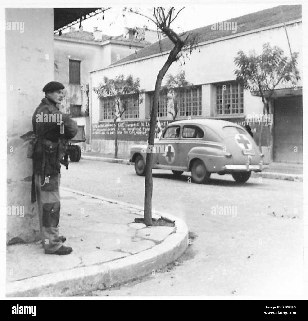 GRIECHENLAND: DAS LETZTE MAL IN ATHEN - Ein Auto, einer von einem Konvoi der Vereinigten Staaten, der durch unsere Linien fährt. Fotografisches negativ, britische Armee Stockfoto