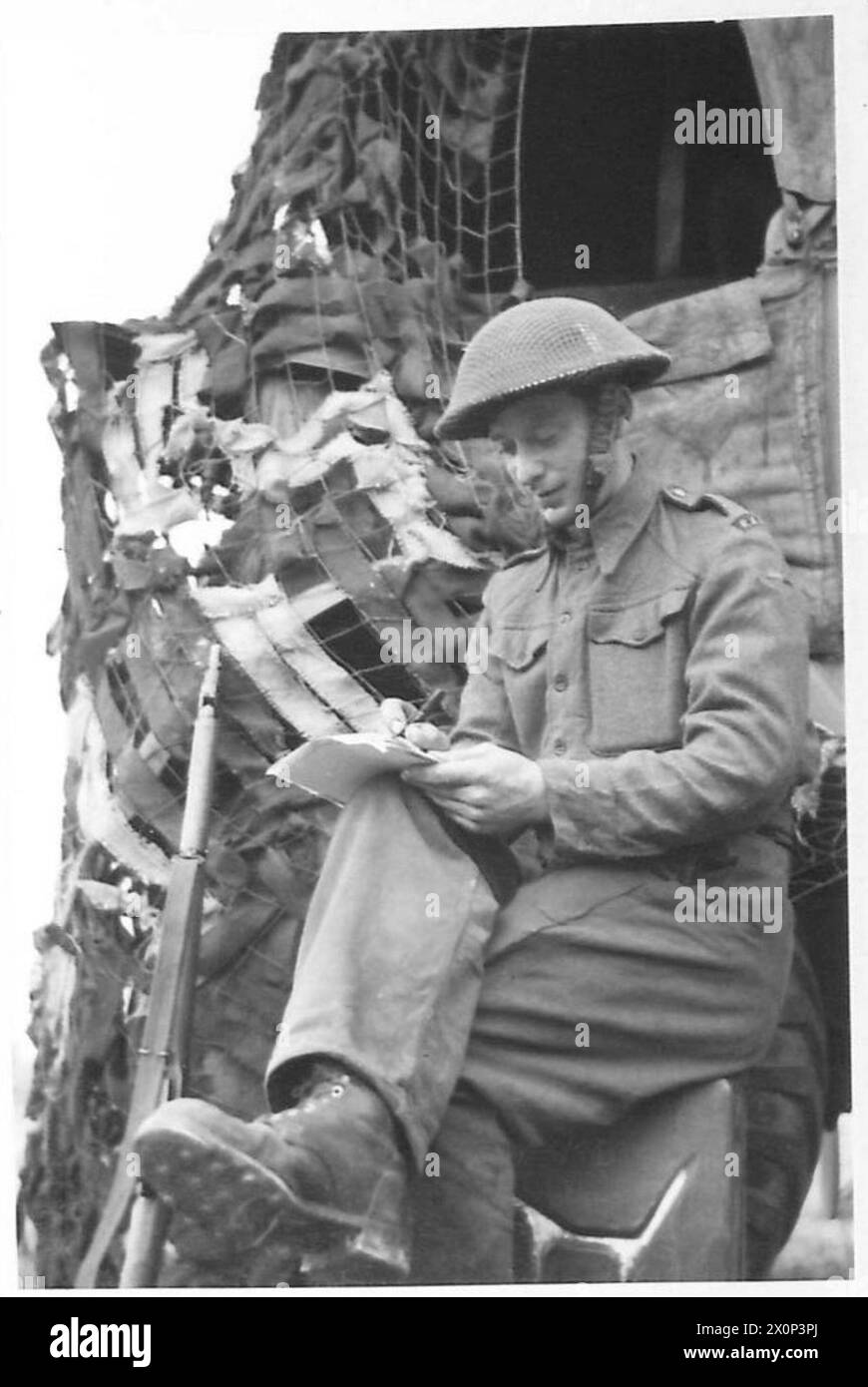 Der Private R. Langley von der 39 Company, RASC, schreibt einen Brief der Normandie an seine Frau im Aitkin Sanatorium in Bury, nahe Manchester, in dem er ihn in gutem Geist zeigt. Stockfoto