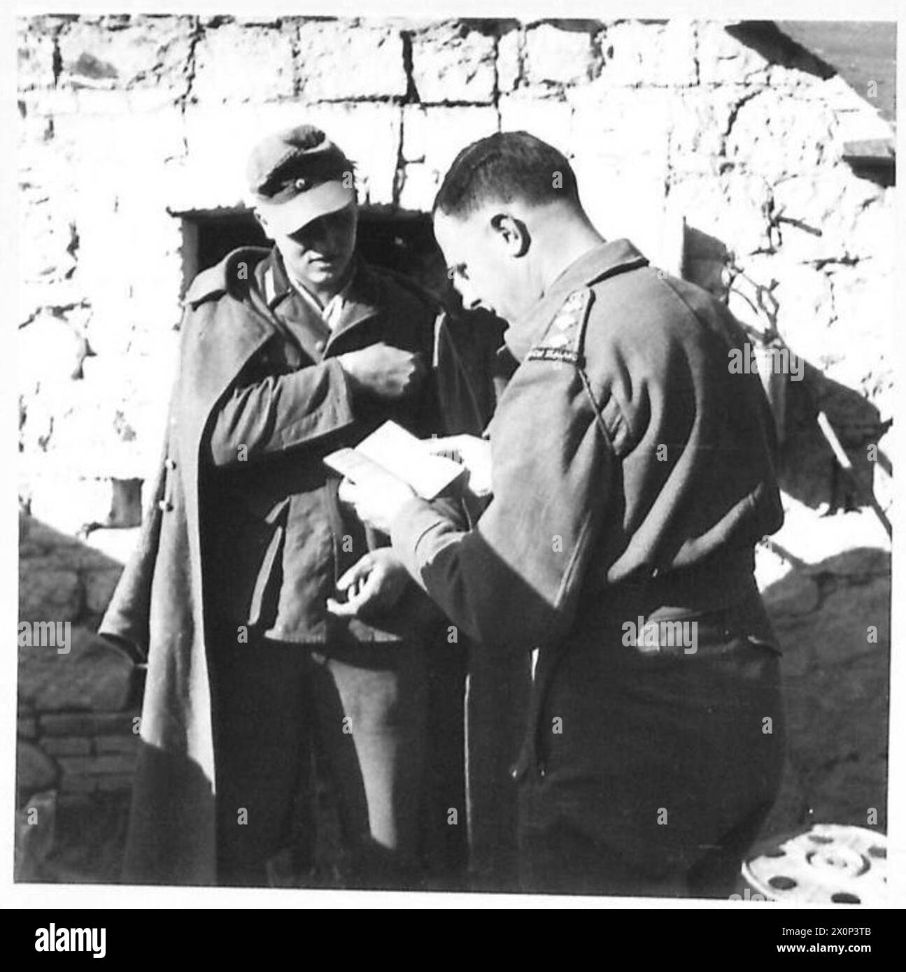 Neuseeländische Truppen der Achten Armee überqueren den Sangro River, während ein Geheimdienstoffizier Gefangene deutsche Soldaten verhört. Stockfoto